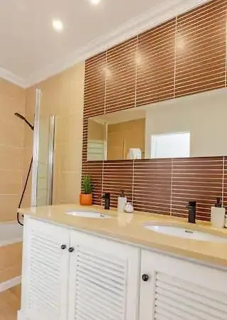 Brisamarvilas Sea View, 5 Min Walk To Town & 12e13 Ferienhaus