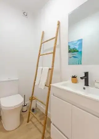 Brisamarvilas Sea View, 5 Min Walk To Town & 12e13 Vakantiehuis