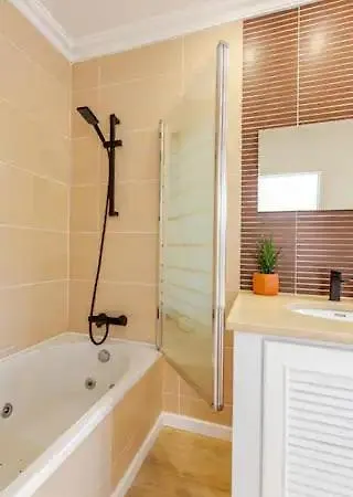 Vakantiehuis Brisamarvilas Sea View, 5 Min Walk To Town & 12e13