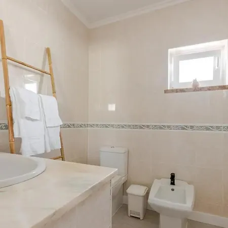 Brisamarvilas Sea View, 5 Min Walk To Town & 12e13 *